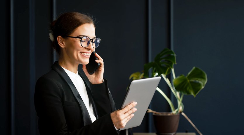Témoignages clients vecteezy focused middle aged businesswoman working with a tablet in